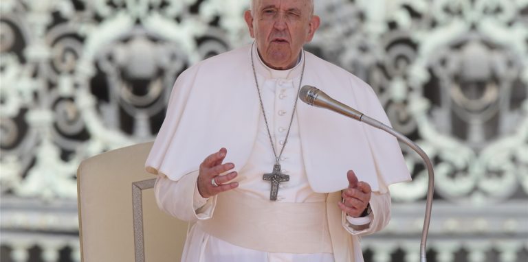 Papst Franziskus spricht während der wöchentlichen Generalaudienz auf dem Petersplatz.