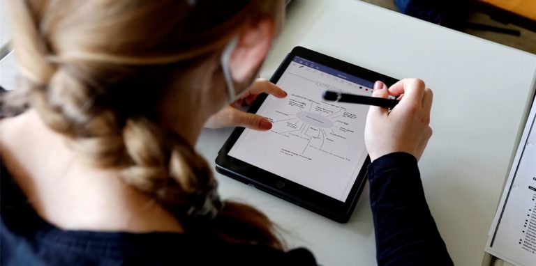 Eine Gesamtschülerin mit einen iPad: Kamen will ab dem nächsten Schuljahr den flächendeckenden Einsatz in allen höheren Klassen der weiterführenden Schulen umsetzen.