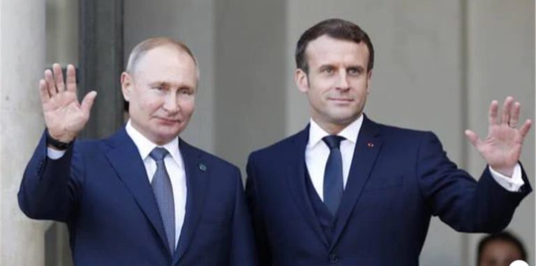 Eine besondere Beziehung: Russlands Präsident Wladimir Putin und Frankreichs Präsident Emmanuel Macron (rechts) im Dezember 2019 bei einer Begegnung im Pariser Élysée-Palast.