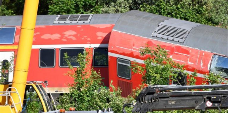 Ein Zugwaggon hängt am Haken eines Krans.