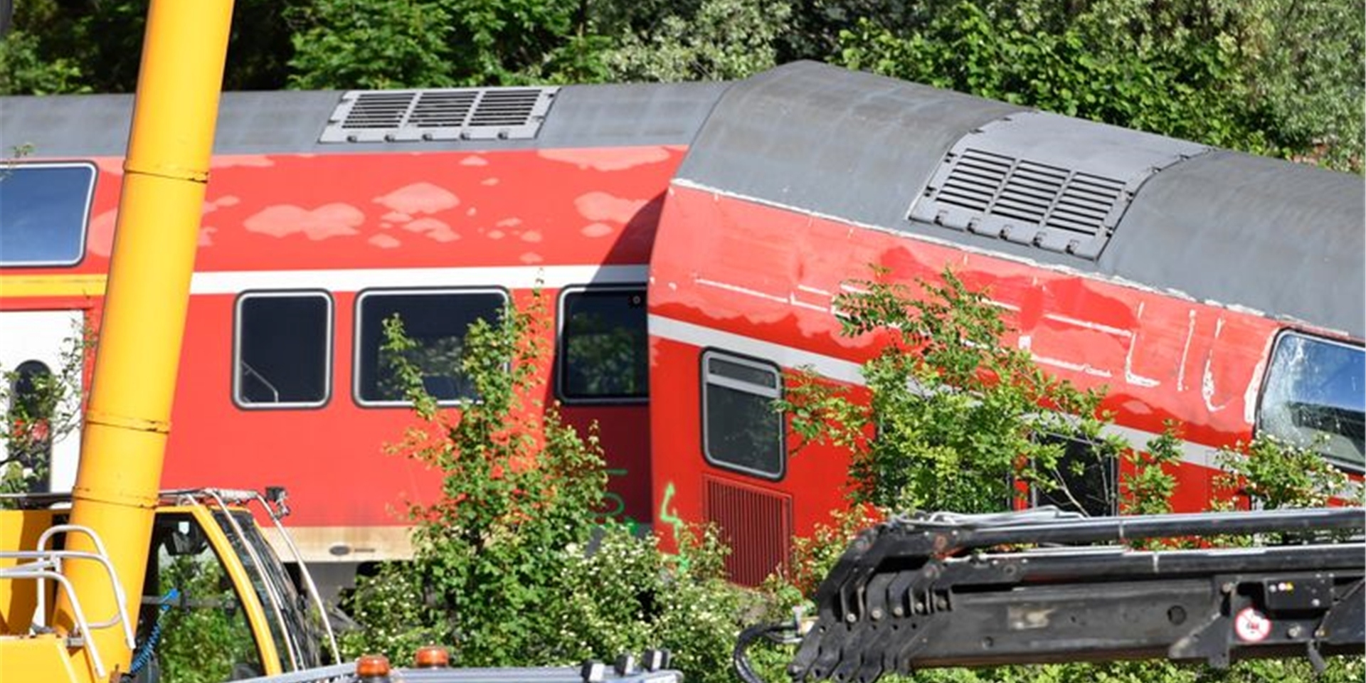 Ein Zugwaggon hängt am Haken eines Krans.