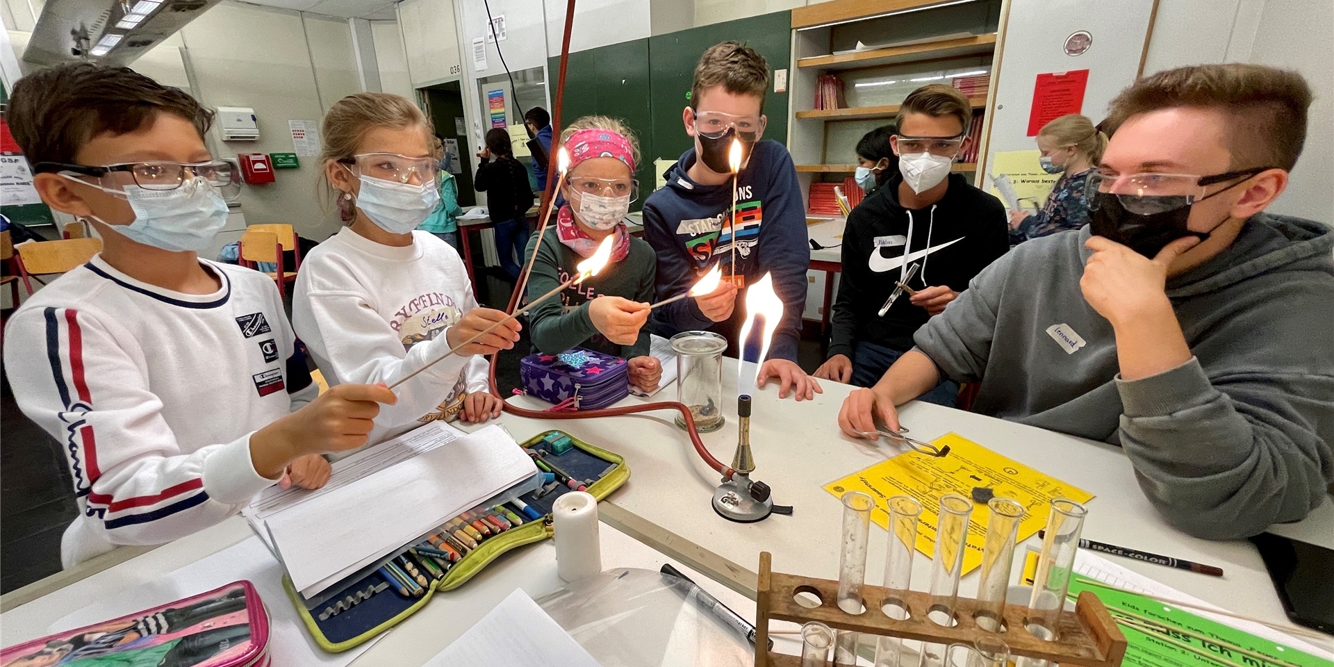 Bei den Forschertagen an der Gesamtschule Fröndenberg experimentierten Gesamtschüler und Grundschüler zusammen.