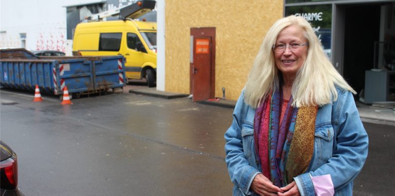 Gabi Weck-Leste macht sich Sorgen, dass die SB-Filiale der Sparkasse in Holzen nicht mehr geöffnet werden könnte.