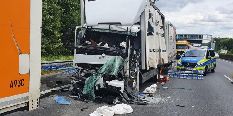 Völlig demoliert ist dieser Lastwagen, der in einen Unfall auf der A2 verwickelt war. Der Fahrer wurde schwer verletzt.