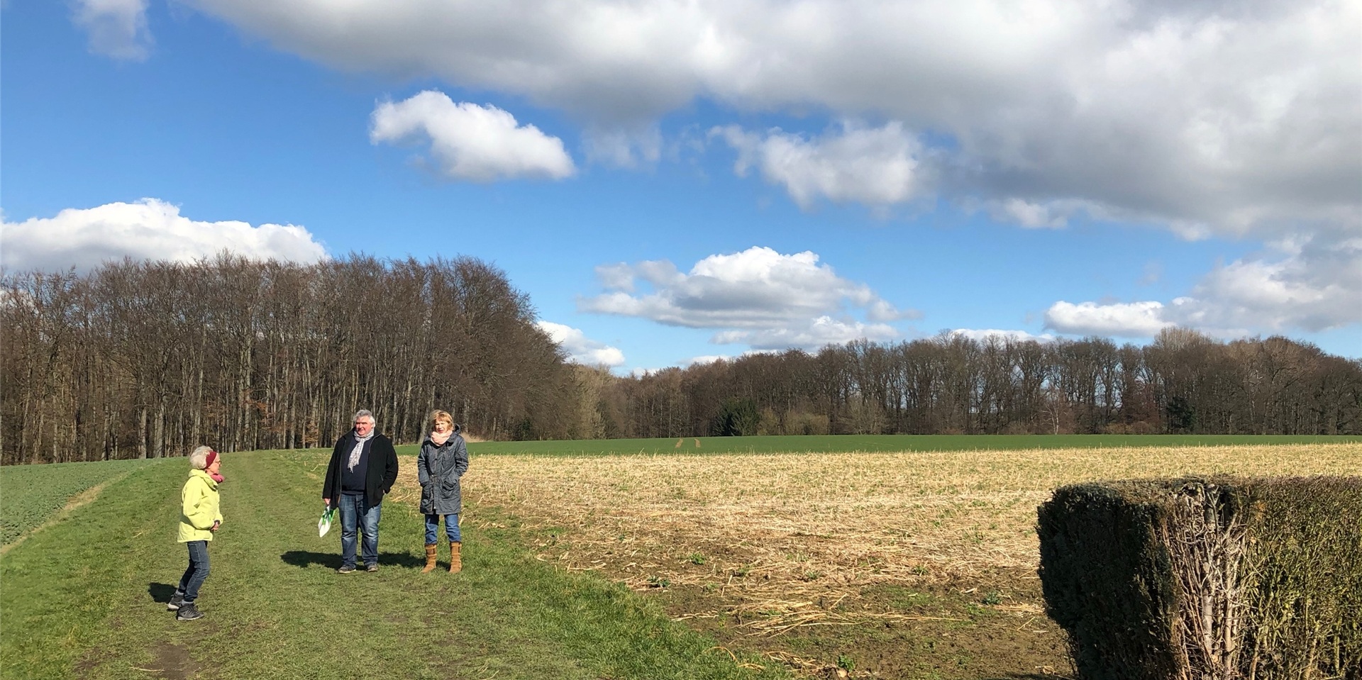 Großen Bürgerprotest gab es im Zusammenhang mit den Plänen für das Baugebiet „Auf dem Buhrlande in Fröndenberg. Karin Lamfried, Volker und Kerstin Reinberg aus Ardey (v.l.) fühlten sich bereits bei den Vorplanungen nicht ausreichend einbezogen.