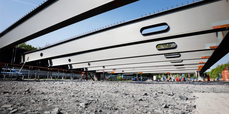 An der Hammer Straße wird eine neue Brücke gebaut, die in Kamen über die A2 führt. Für den Abriss der alten Brücke wird die A2 vollgesperrt.