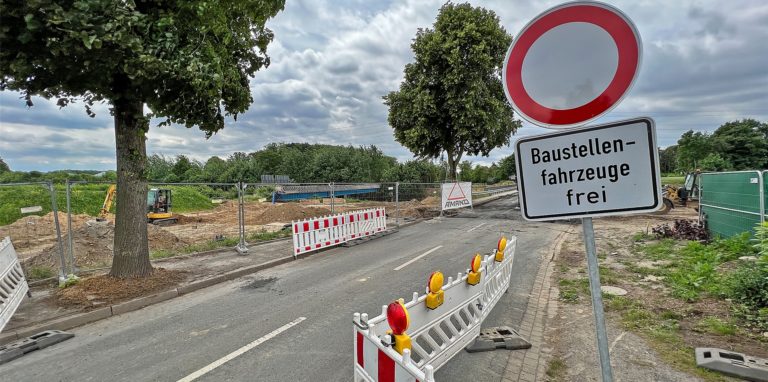 Daran müssen sich Autofahrerinnen und Autofahrer in Unna gewöhnen: Die Hertingerstraße ist da, wo sie (noch) die A44 überquert, gesperrt – voraussichtlich bis Dezember 2022.