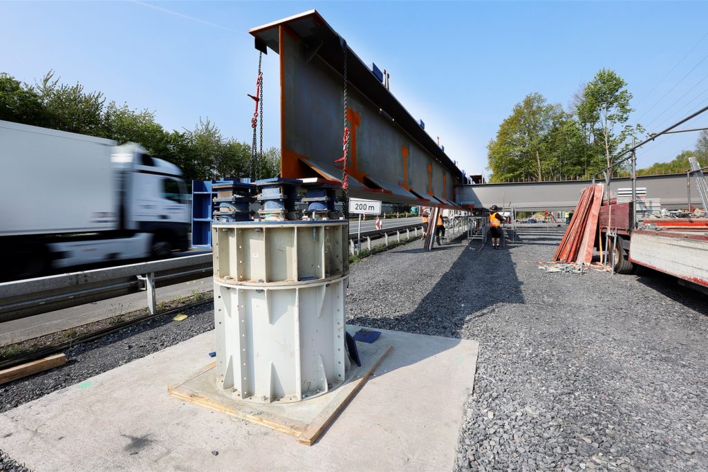 Der neue Überbau für die Hammer Straße entsteht direkt neben der A2. Der neue Überbau für die Hammer Straße entsteht direkt neben der A2.