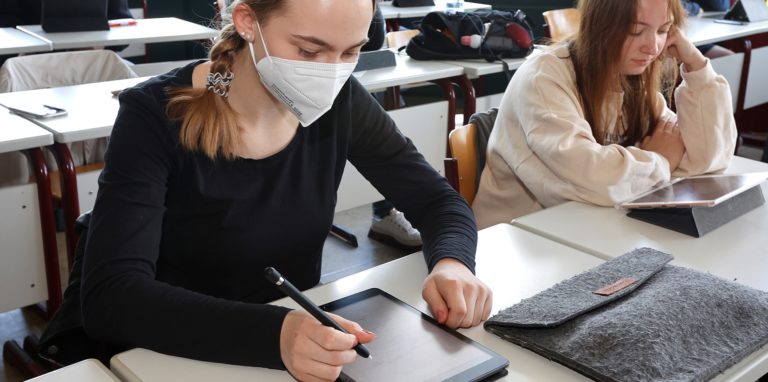 Schüler und Eltern sollen einheitliche Tabletcomputer anschaffen. Aber warum ausgerechnet Geräte von Apple? „Die Geräte sind sehr langlebig und gut für den Schulalltag zu gebrauchen“, argumentieren die Schulen.