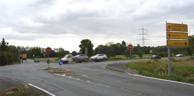 Die Kreuzung am Cappenberger Damm sollte eigentlich schon längst durch einen Kreisverkehr ersetzt sein. Die Stadt Selm stimmt jetzt einer Verwaltungsvereinbarung zum beschleunigten Bau des Kreisverkehrs zu.