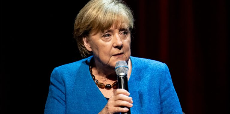 Die ehemalige Bundeskanzlerin Angela Merkel (CDU) antwortet im Berliner Ensemble auf eine Frage des Journalisten und Autors Alexander Osang, der sie unter dem Motto „Was also ist mein Land?“ interviewte.