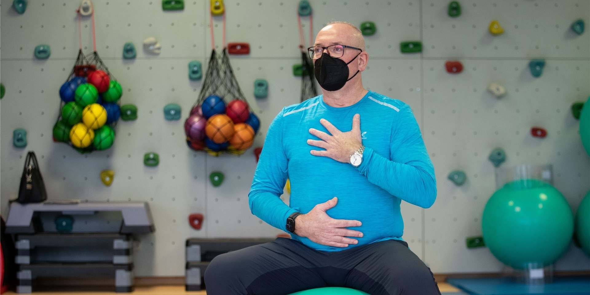 Der long-covid-Patient Jörg Schneider macht ein Atemtraining in einem Gymnastikraum der Klinik Teutoburger Wald, eine Reha-Klinik für Post-Covid Erkrankte.