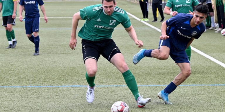 Lars Bußkamp (l.) und GS Cappenberg könnten auch trotz einer Relegations-Niederlage in der Kreisliga A bleiben.