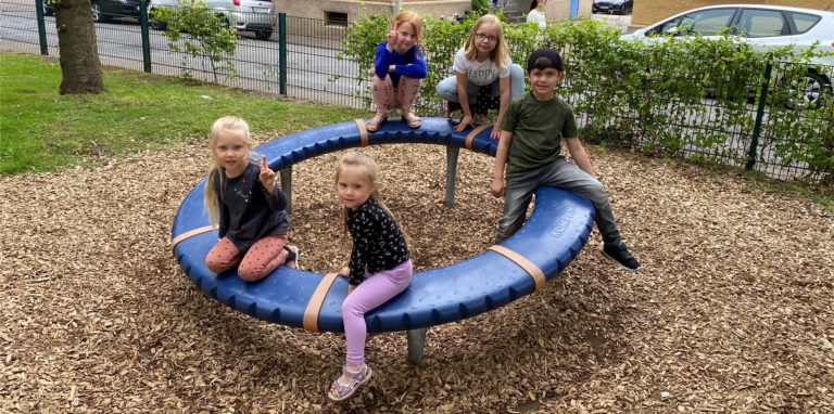 Die fünf Spielplatz-Experten Franzi (oben), Soraya (r. oben), Poyras (l.), Leana (unten) und Amilia (l. unten) spielen vor der Versammlung auf dem Rad und sind gespannt, was an dessen Stelle platziert wird.