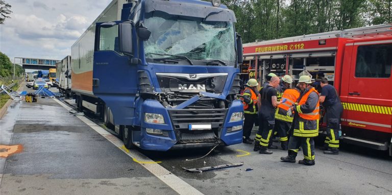 Beim Unfall auf der A2 wurde ein Mann lebensgefährlich verletzt, ein anderer trug schwere Verletzungen davon.