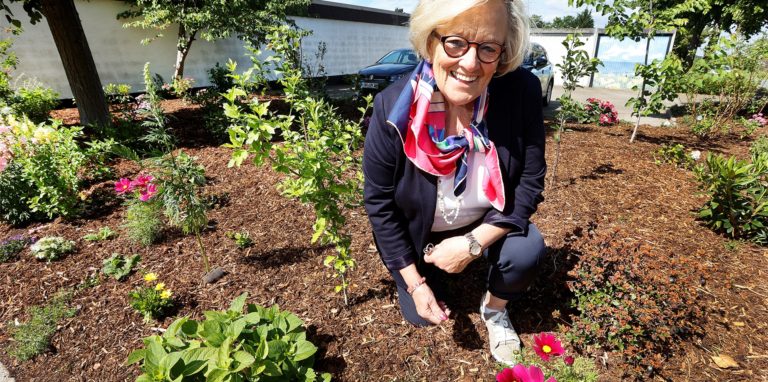 Annerike Schmidt hat an ihrem Bungalow auf einer Gemeinschaftsfläche einen Garten angelegt. Stauden, Gehölze und Sommerpflanzen sollen sich jetzt ausbreiten.