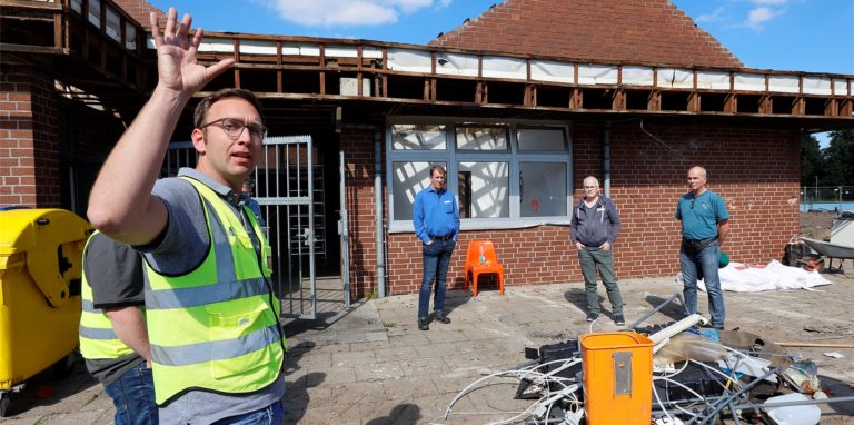Bauleiter Daniel Lögering erläutert Anwohnern die Neubaupläne für das Sesekebad. In der Rohbauphase wird der Grundwasserspiegel deutlich abgesenkt.