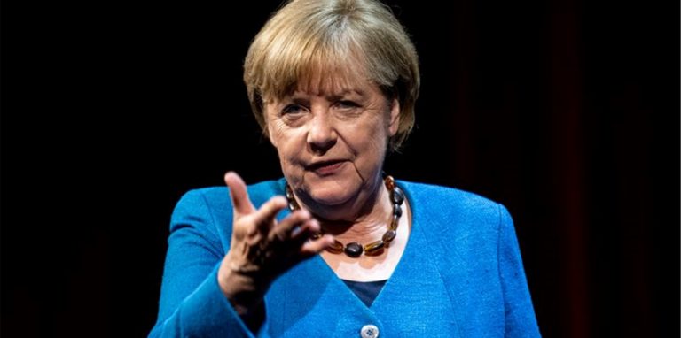 Die ehemalige Bundeskanzlerin Angela Merkel (CDU) spricht im Berliner Ensemble mit Spiegel-Reporter Alexander Osang.