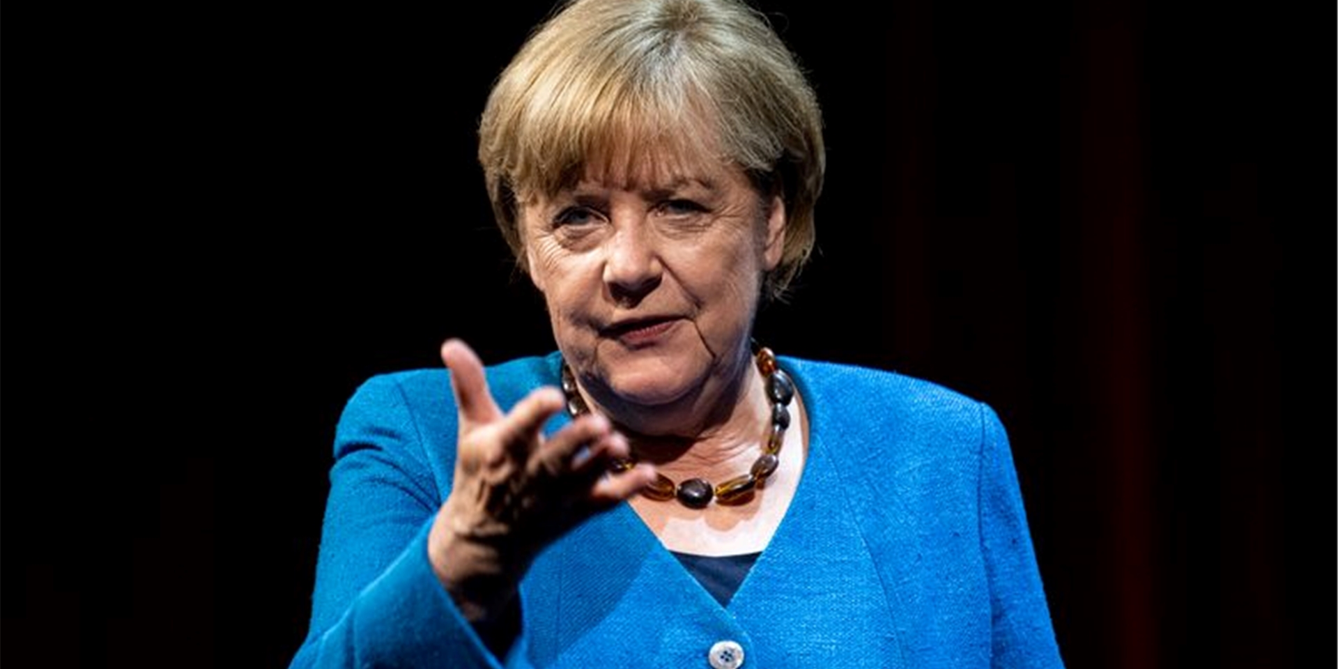 Die ehemalige Bundeskanzlerin Angela Merkel (CDU) spricht im Berliner Ensemble mit Spiegel-Reporter Alexander Osang.