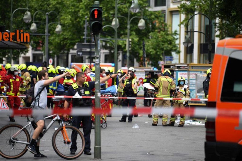 Der Unfall ereignete sich nach Angaben der Polizei gegen 10.30 Uhr in der westlichen Innenstadt nahe der Gedächtniskirche und dem Ku'damm. Der Unfall ereignete sich nach Angaben der Polizei gegen 10.30 Uhr in der westlichen Innenstadt nahe der Gedächtniskirche und dem Ku'damm.