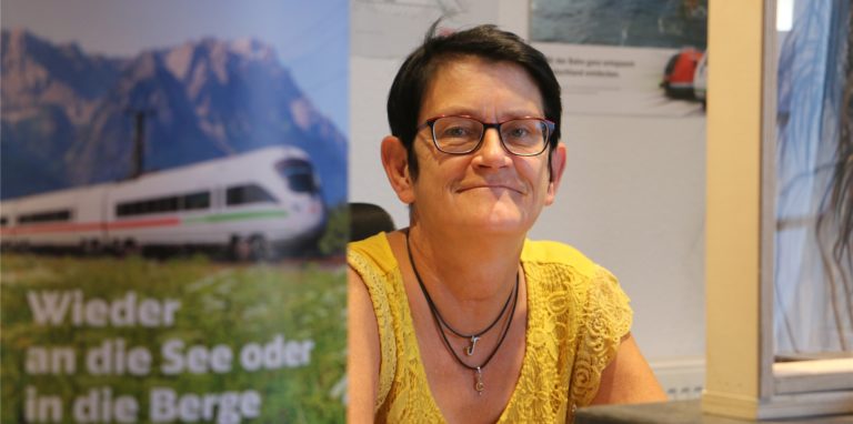 Monika Kaiser von der DB-Agentur in Kamen hat in diesen Tagen viel zu tun.  Das Neun-Euro-Ticket ist in Kamen stark nachgefragt.