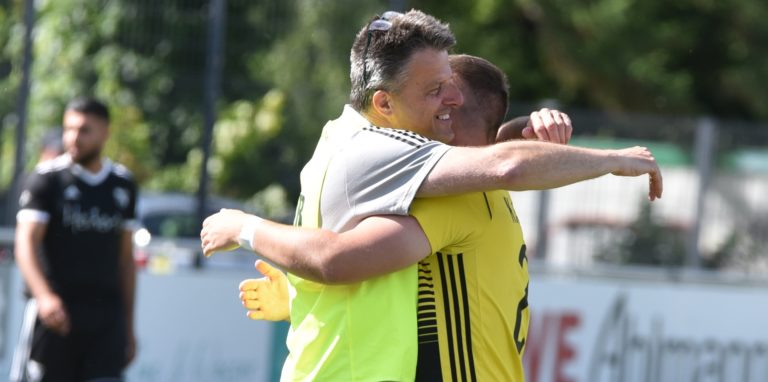 SuS-Boss Eckart Stender (l.) erlebte eine unvergessene Saison mit dem SuS Kaiserau, die für ihn dank des späten Last-Minute-Klassenerhalts noch emotionaler war als der Aufstieg in die Landesliga.
