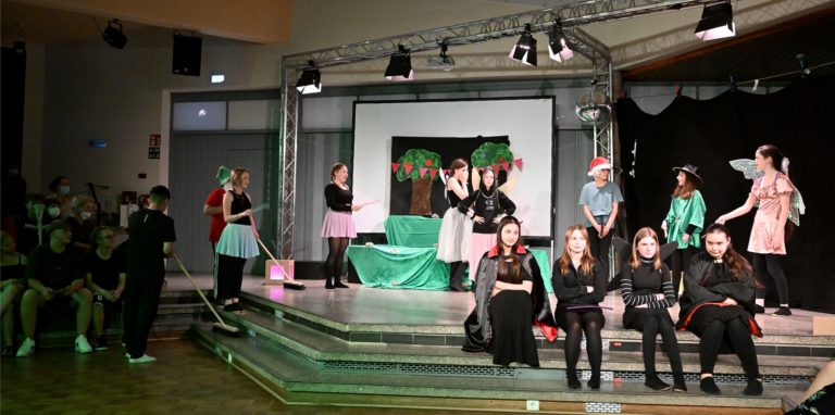 An der Geschwister-Scholl-Gesamtschule hieß es nach zwei Jahren Pause am Dienstag (7.6.): Bühne frei! Die Jahrgänge sieben bis zehn präsentierten in der vollen Aula verschiedenste Theaterstücke.