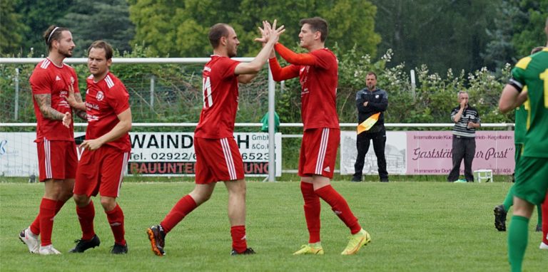 Julian Timo Pflaum (l.) wird hier beglückwünscht von Frederik Beckhoff (r.). Die Hemmerder Spieler können sich auf einen neuen Sportlichen Leiter freuen, der bereits weitere Verstärkung ankündigt.