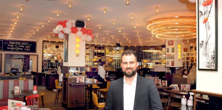 Geschäftsführer Christian Blazevic (32) ist schon seit 13 Jahren für das Café Extrablatt tätig und jetzt Chef von 40 Mitarbeitern.