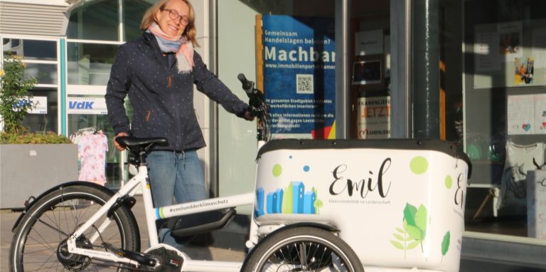 Stefanie Haake von der Stadt Kamen mit dem Klimaschutz-Lastenrad „Emil“, mit dem für umweltfreundliche Mobilität geworben wird. Die Mobilität und andere Bereiche sollen nun in Methler unter Klimaschutz-Aspekten untersucht werden.
