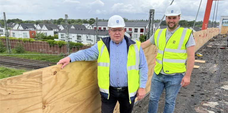 Die Carolinenbrücke wird saniert. Bauleiter Marcel Urban (rechts) und Michael Berning, Abteilungsleiter Betoninstandsetzung und Sonderbau beim beauftragten Bauunternehmen Zabel, zeigen bei einer Baustellenbesichtigung den aktuellen Stand der Arbeiten.
