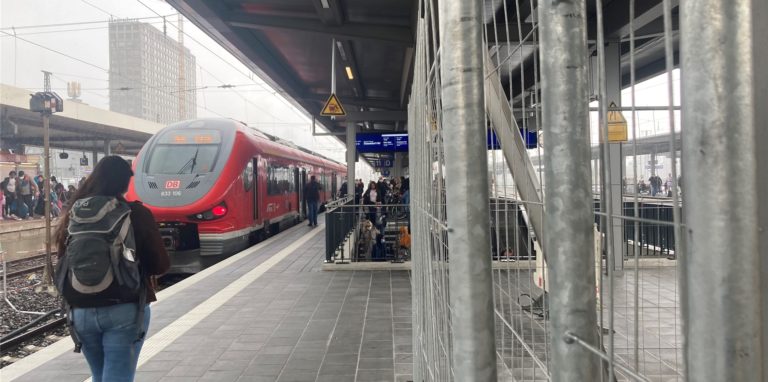 Auf Umwege müssen sich Reisende im Dortmunder Hauptbahnhof einstellen. Die Bauarbeiten dort gehen weiter.