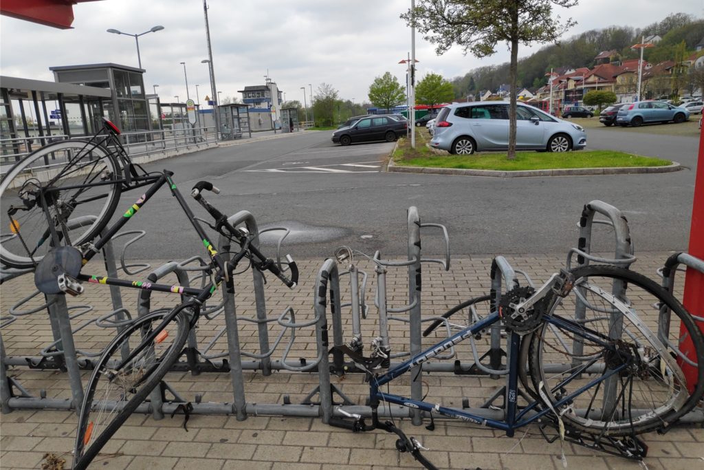 Die aktuellen Abstellmöglichkeiten für Fahrräder laden am Fröndenberger Bahnhof nicht unbedingt ein. Die aktuellen Abstellmöglichkeiten für Fahrräder laden am Fröndenberger Bahnhof nicht unbedingt ein.