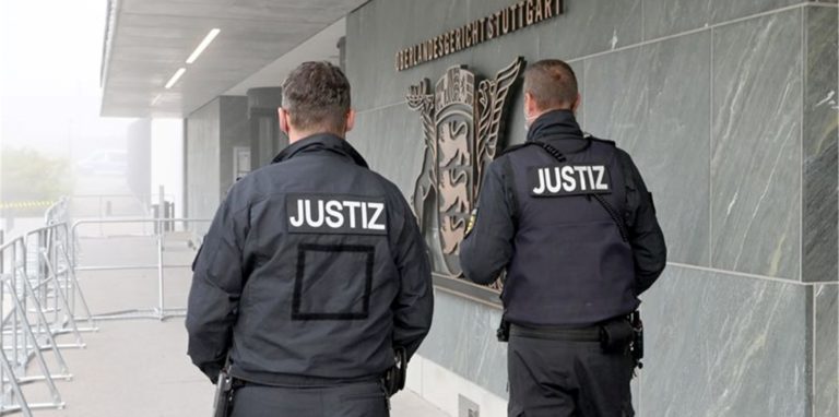 Zwei Justizbeamte vor dem Oberlandesgericht Stuttgart.
