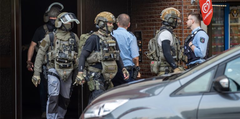 Ein Spezialeinsatzkommando wurde angefordert und nahm einen Mann am Donnerstagabend in seiner Wohnung in Schmallenberg fest. (Symbolbild)