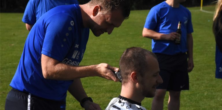TuS-Niederaden-Trainer Amel Mesic rasierte seinem Spieler die Haare.