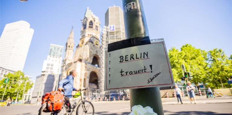 „Berlin trauert“ steht auf einem Schild vor der Kaiser-Wilhelm-Gedächtniskirche, wo ein Autofahrer am Mittwoch in eine Menschenmenge gefahren war.