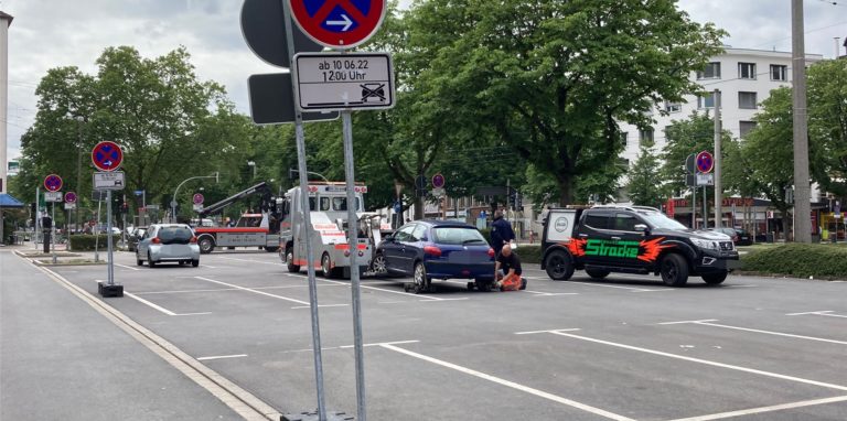 Zahlreiche Autos werden am Freitag (10.6.) am Wall abgeschleppt.