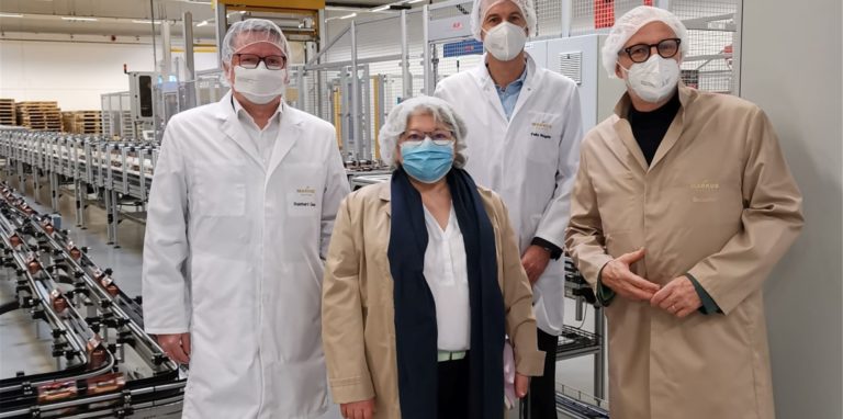 Im März 2022 war die Welt scheinbar noch in Ordnung. Damals führten Reinhard Giese (Geschäftsführer Aldi, l.) sowie Felix Regehr (Geschäftsführer Markus Kaffee (2.v.r.) den Hertener Bürgermeister Matthias Müller (r.) und Stadtbaurätin Janine Feldmann durch die Kaffeerösterei in Herten-Süd.