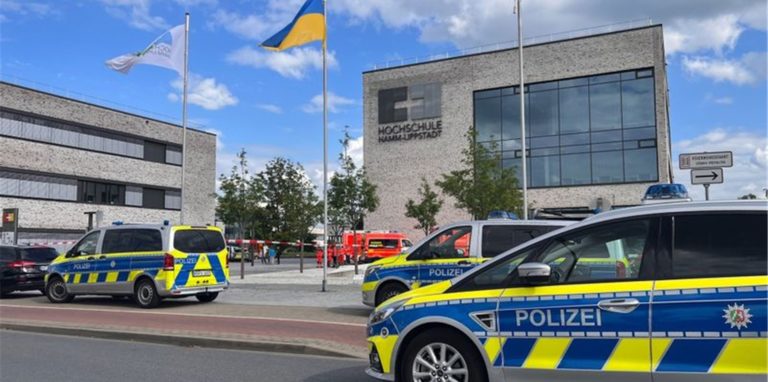 Einsatzfahrzeuge der Polizei stehen vor dem Gebäude der Hochschule Hamm-Lippstadt.