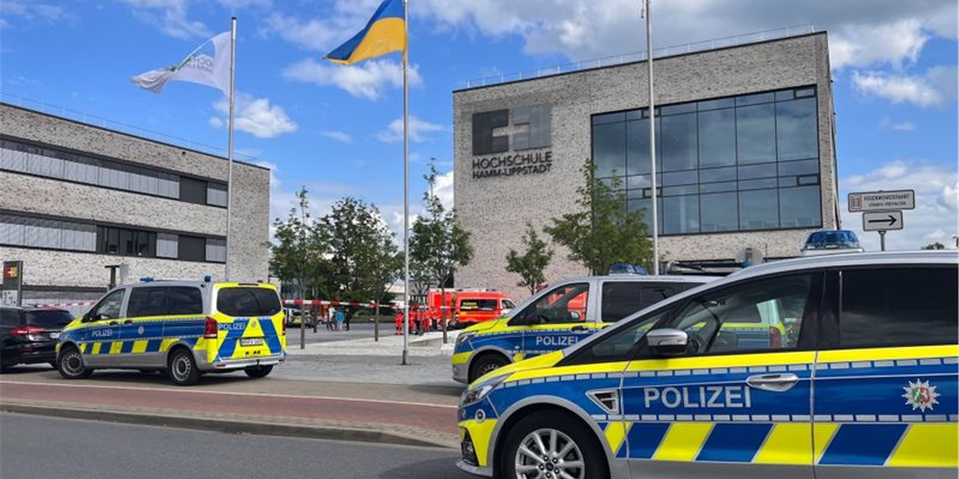 Einsatzfahrzeuge der Polizei stehen vor dem Gebäude der Hochschule Hamm-Lippstadt.