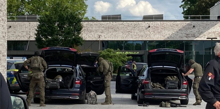 Spezialkräfte der Polizei sind auf dem Gelände der Hochschule Hamm-Lippstadt im Einsatz.