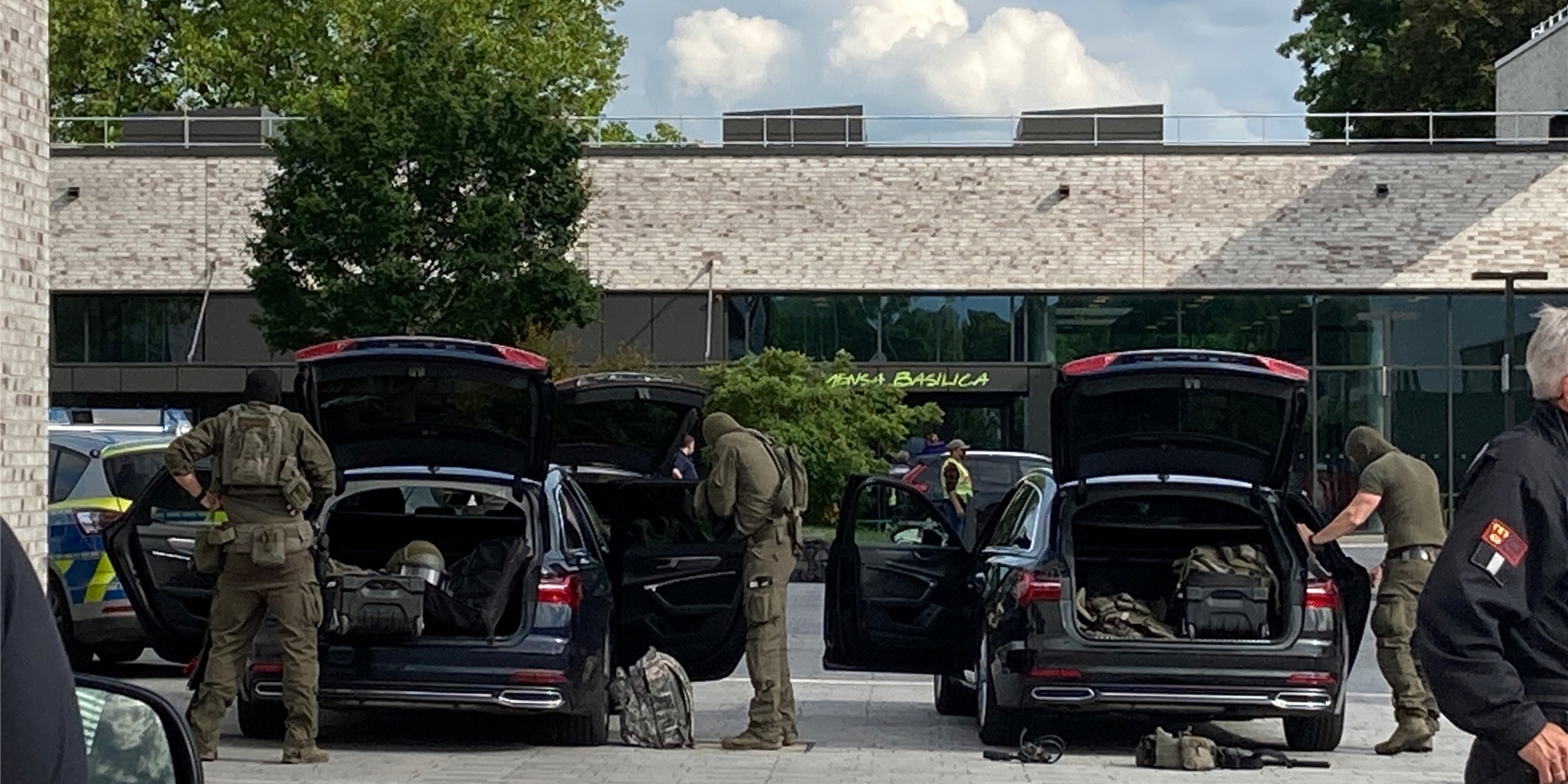 Spezialkräfte der Polizei sind auf dem Gelände der Hochschule Hamm-Lippstadt im Einsatz.
