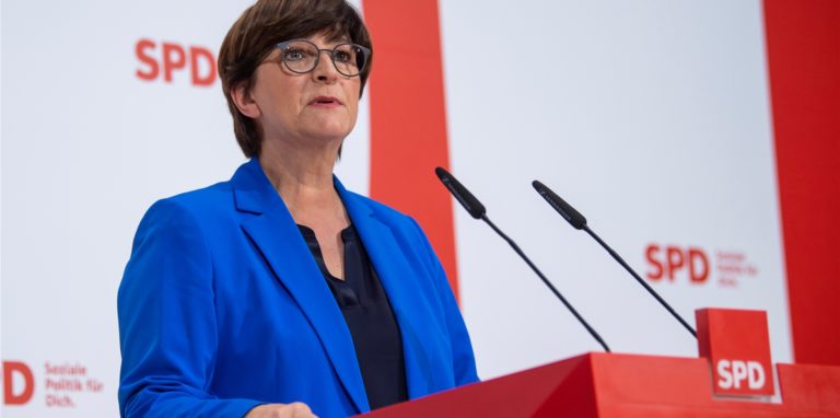 Saskia Esken, SPD-Bundesvorsitzende, spricht im Willy-Brandt-Haus nach den ersten Prognosen für die Landtagswahl in Schleswig-Holstein.