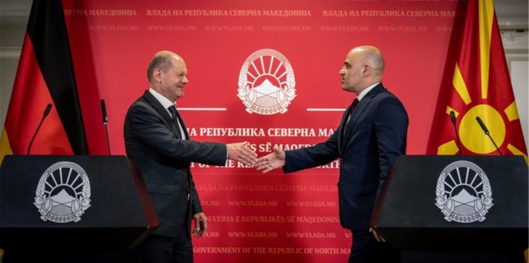 Kanzler Olaf Scholz (l) macht Nordmazedoniens Ministerpräsident Dimitar Kovacevski Hoffnung auf einen EU-Beitritt.