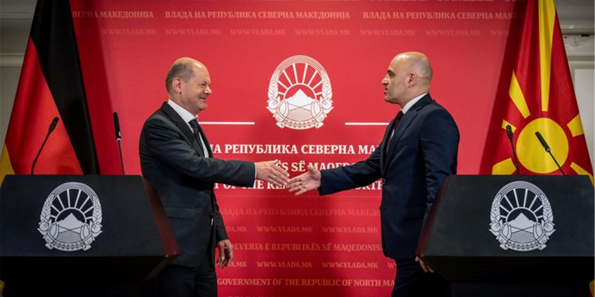 Kanzler Olaf Scholz (l) macht Nordmazedoniens Ministerpräsident Dimitar Kovacevski Hoffnung auf einen EU-Beitritt.