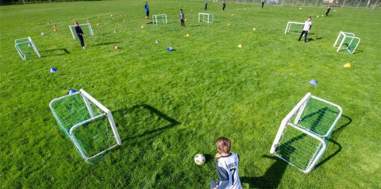 Ob es in dem Aktivcamp auch Übungen dieser Art geben wird? Fünf Tage lang können Sport-Begeisterte austoben und ihren Teamgeist stärken.
