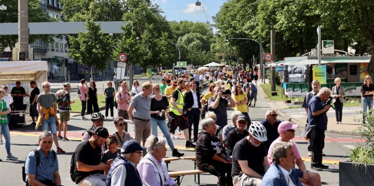 Das Stillleben auf der A40 oder wie hier im Bild im Kreuzviertel sind Vorbilder für die Veranstaltung, die dieses Mal auf dem Wall rund um die City stattfindet.