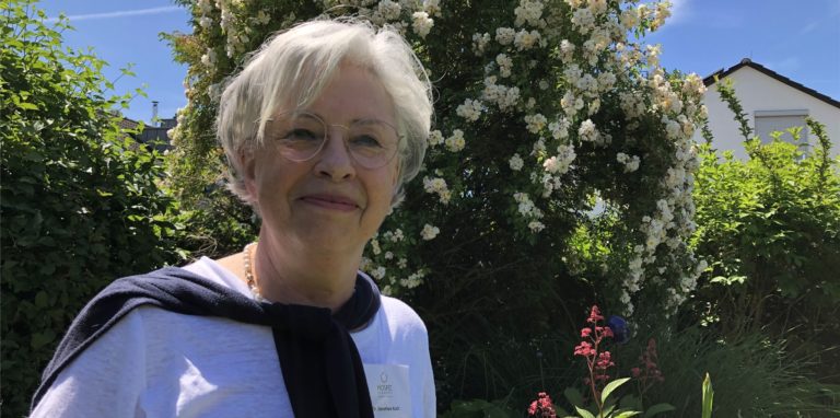 Dr. Dorothee Koch von der Hospiz-Initiative Schwerte freut sich über tolles Wetter bei der zweiten Garten-Eden-Aktion in diesem Sommer.