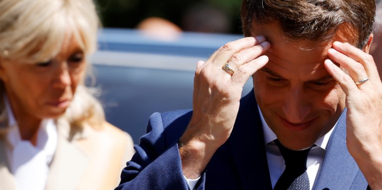 Emmanuel Macron, Präsident von Frankreich, und seine Frau Brigitte treffen vor dem Wahllokal ein, um ihre Stimmen in der ersten Runde der französischen Parlamentswahl abzugeben.